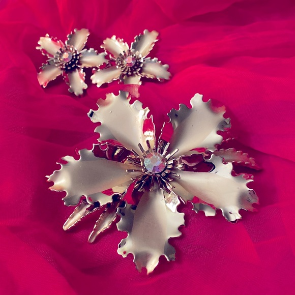 Vintage Mid-Century Brooch and Earring Set - Picture 2 of 7